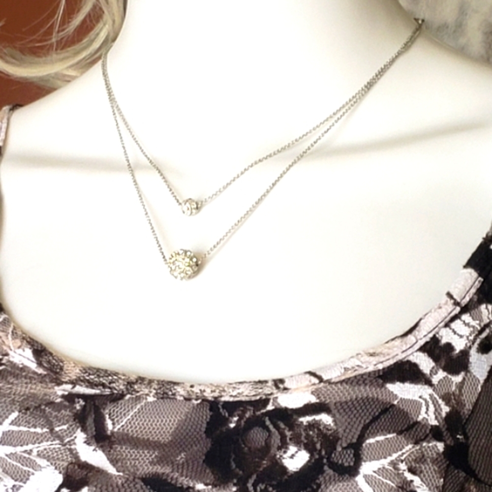 Icing Beautiful Elegant Silver Tone Necklace.